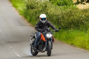 Test de la KTM 125 Duke : la moto CBT la plus avancée ?